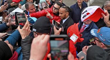 FIORANO MODENESE, ITALY - JANUARY 20: Sir Lewis Hamilton greets fans during his first official days as a Scuderia Ferrari F1 driver at Fiorano Circuit on January 20, 2025 in Fiorano Modenese, Italy. (Photo by Rudy Carezzevoli/Getty Images)
FOTO FINISH CONTRAPORTADA
PUBLICADA 21/01/25 NA MA40 5COL