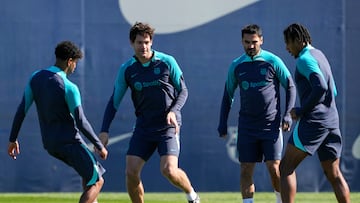 Los jugadores del FC Barcelona Lamine Yamal, Marcos Alonso, Ilkay Gundogan y Jules Kounde durante el entrenamiento que el equipo azulgrana ha realizado este lunes en la ciudad deportiva Joan Gamper para preparar el partido de vuelta de los octavos de final de la LIga de Campeones que mañana disputarán ante el Nápoles.