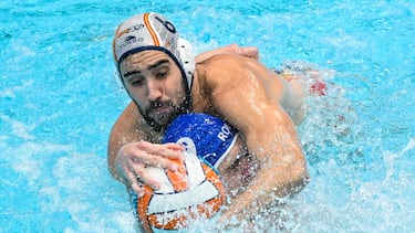 Zagreb (Croatia), 12/01/2024.- Marc Larumbe Gonfaus (rear) of Spain challenges Silvian Colodrovschi of Romania for the ball during the LEN Men's Water Polo European Championship quarter final match between Spain and Romania, in Zagreb, Croatia, 12 January 2024. (Croacia, Rumanía, España) EFE/EPA/Tibor Illyes HUNGARY OUT