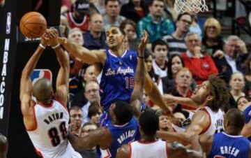 Lío en la zona. Ryan Hollins vuela para taponar el lanzamiento de Nico Batum.