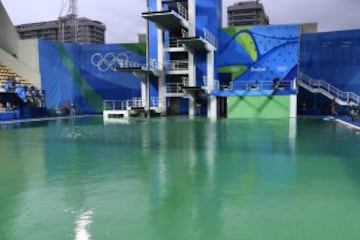 Las aguas de las piscinas de salto y waterpolo aparecieron de color verde, debido a un error en el mantenimiento.