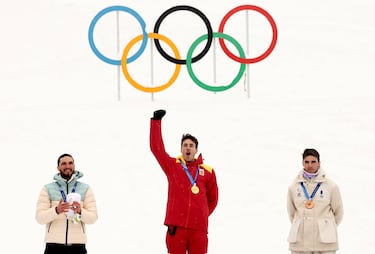El español Oriol Cardona Coll, medallista de oro, celebra tras ganar el Sprint masculino en esquí de montaña junto con el medallista de plata Nikita Filippov de AIN (Atletas Neutrales Individuales) y el medallista de bronce Thibault Anselmet de Francia.