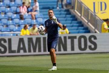 Yepes dando instrucciones en el calentamiento previo al partido de Las Palmas contra la UD Almería. 