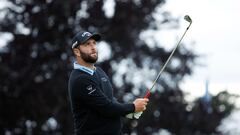 El golfista español Jon Rahm golpea la bola durante la disputa del U.S. Open Championship en el The Country Club deBrookline, Massachusetts.