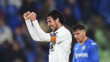 GETAFE, SPAIN - NOVEMBER 10: Daniel Parejo of Valencia CF celebrates after his team beat tGetafe CF 1-0 in the La Liga match between Getafe CF and Valencia CF at Coliseum Alfonso Perez on November 10, 2018 in Getafe, Spain. (Photo by Denis Doyle/Getty Ima