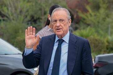 El presidente del Real Madrid, Florentino Pérez, llega a la capilla ardiente.