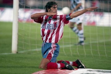 El jugador del Atltico de Madrid, Kiko Narvez, celebraba algunos de sus goles al estilo arquero, como esta celebracin tras marcar a la Real Sociedad en 1998.