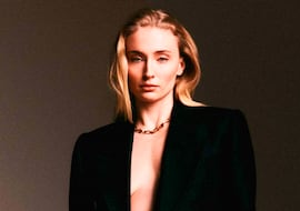 Sophie Turner presume de cambio físico para ser Lara Croft en la nueva ‘Tomb Raider’ tras casi un año de entrenamiento