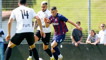 Rahmani conduce el balón