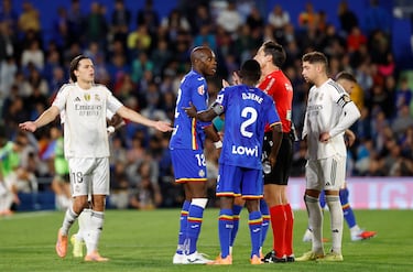 Nyom protesta airadamente tras ver la roja directa por su acción sobre Vinicius.