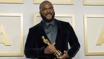 Tyler Perry, ganador del Premio Humanitario Jean Hersholt, posa en la sala de prensa de los Oscar el domingo 25 de abril de 2021 en Union Station en Los Ángeles.