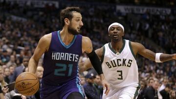 MILWAUKEE, WI - OCTOBER 26: Marco Belinelli #21 of the Charlotte Hornets dribbles the basketball as Jason Terry #3 of the Milwaukee Bucks defends during the fourth quarter at BMO Harris Bradley Center on October 26, 2016 in Milwaukee, Wisconsin. NOTE TO USER: User expressly acknowledges and agrees that, by downloading and or using this photograph, User is consenting to the terms and conditions of the Getty Images License Agreement.   Mike McGinnis/Getty Images/AFP
 == FOR NEWSPAPERS, INTERNET, TELCOS &amp; TELEVISION USE ONLY ==