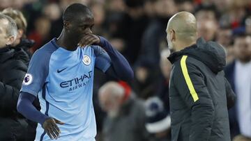 Yaya Tour&eacute; y Pep Guardiola, durante un partido del Manchester City.