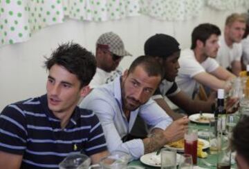 Los jugadores del Betis comieron juntos en la caseta del Betis de la Feria de Abril. Mario y Juan Carlos