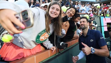 Novak Djokovic se hace fotos con unas aficionadas en Indian Wells.