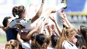 Laura del Río es manteada tras conseguir la permanencia en la Liga Iberdrola con el Madrid CFF.