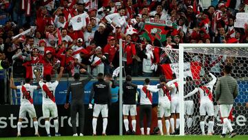 CAF24227. PORTO ALEGRE (BRASIL), 04/07/2019.- Jugadores de Per&uacute; celebran con la afici&oacute;n durante el partido Chile-Per&uacute; de semifinales de la Copa Am&eacute;rica de F&uacute;tbol 2019, en el Estadio Arena do Gr&ecirc;mio de Porto Alegre,