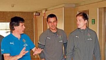 <b>CON MUCHAS GANAS. </b>Mendilibar y sus futbolistas llegaron ayer a Valencia en busca del triunfo.