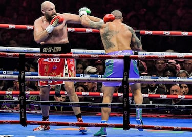 Oleksandr Usyk (23-0-0, 14 KO) y Tyson Fury (34-2-1, 24 KO) volvieron a verse las caras en la que el ucraniano salió con la mano en alto, y repitió hazaña.