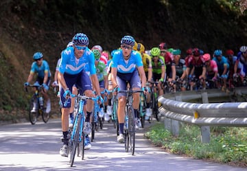 El pelotón durante la decimoquinta etapa de La Vuelta entre Tineo y El Acebo.