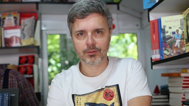 Juan Gómez-Jurado, escritor, a Pérez-Reverte tras leer una de sus novelas: “Tenías que estar de viaje con el IMSERSO”