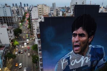 El artista argentino Martín Ron está terminando un gran mural que se ha expuesto en la capital argentina con motivo de lo que sería el 62 cumpleaños de la leyenda el 30 de octubre. 