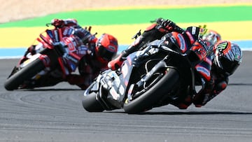 Marco Bezzecchi con la Aprilia por delante de la Ducati de Marc Márquez en MotoGP.