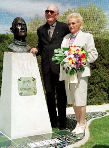 Busto en homenaje al mítico Antoni Ramallets. En la fotografía con su esposa