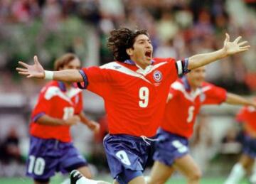 Iván Zamorano fue capitán en Francia '98 y hoy en día se dedica a sus negocios. Es activo participante de los showbol. 