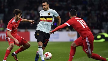 Nacer Chadli busca regatear a dos futbolistas rusos. 