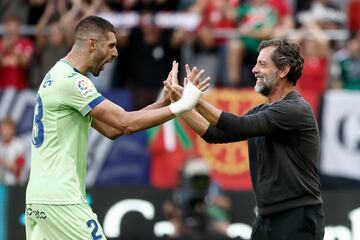 PAMPLONA, 18/09/2022.- El entrenador del Getafe Quique Sánchez Flores y el defensa sergio del Getafe Stefan Mitrovic, celebran su victoria contra Osasuna, tras el partido de la sexta jornada de Liga Santander disputado este domingo en el estadio de El Sadar. EFE/Jesús Diges
