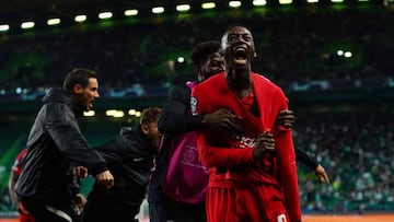 Kolo Muani celebra el gol que le dio el pase al Eintracht.