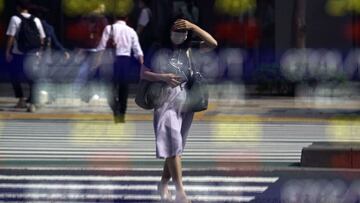 Tokyo (Japan), 08/10/2021.- A passerby is reflected in a stock market indicator board in Tokyo, Japan, 08 October 2021. Tokyo stocks rose following overnight Wall Street gains after the US Senate reached a deal to suspend the debt limit until December, te