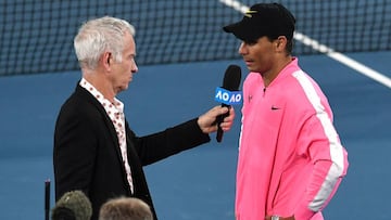 Rafa Nadal habla con John McEnroe tras su victoria ante Nick Kyrgios en el Open de Australia 2020.