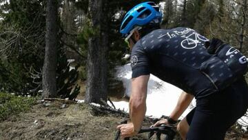 El entrenador del Barça, Luis Enrique Martínez, sube una rampa con el maillot del Club Ciclista La Bicicleta Café y su nueva bicicleta Canyon.