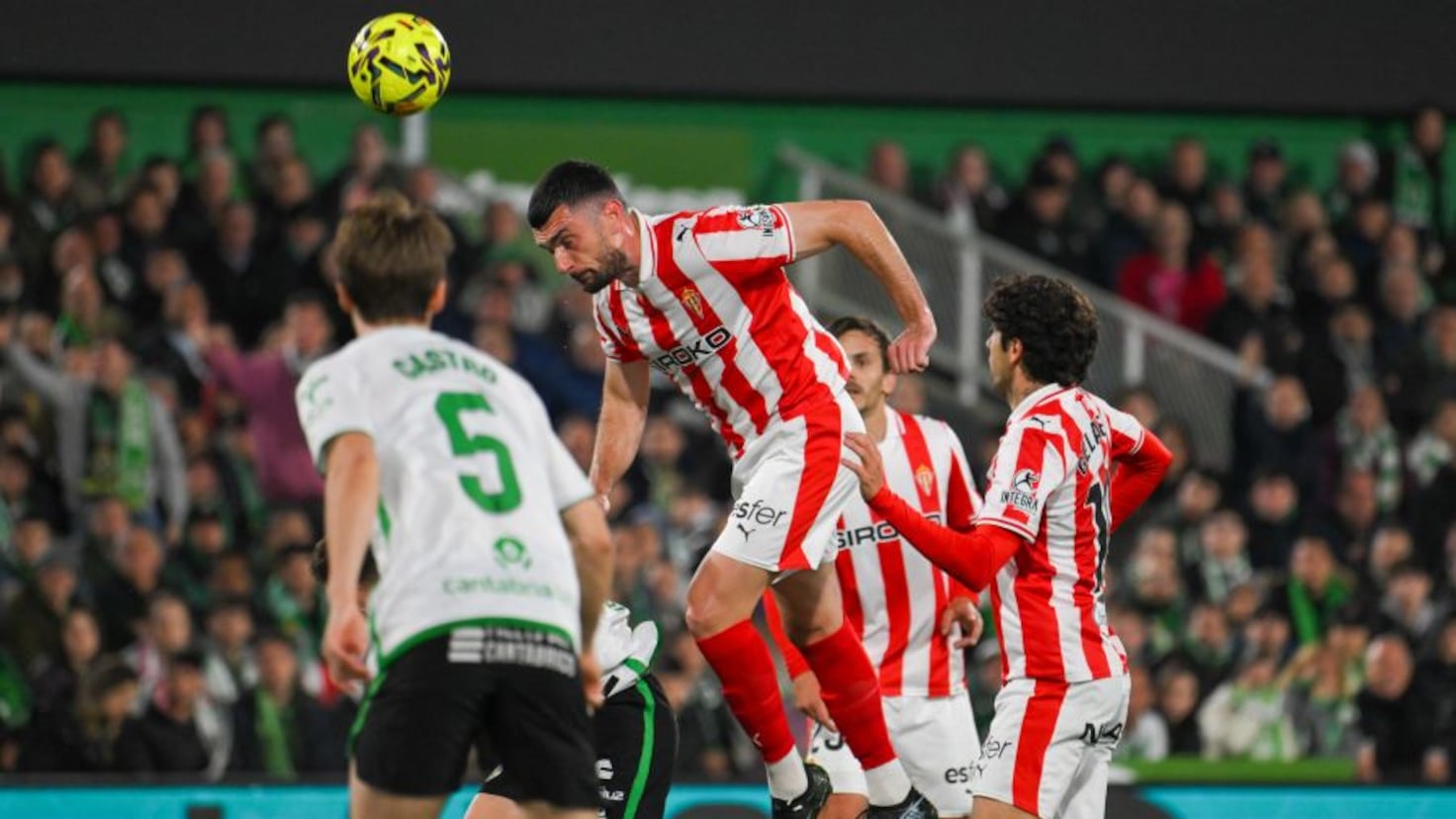 Jugadores del Racing y Sporting en disputa