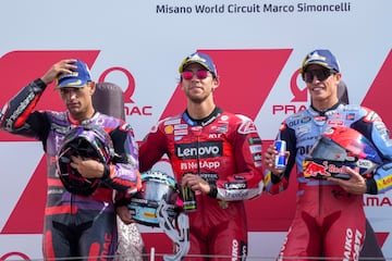 El piloto italiano Enea Bastianini, del equipo Ducati Lenovo, ganador de la carrera, en el centro, posa en el podio con el piloto español Jorge Martín, del Prima Pramac Racing, que quedó en segundo lugar, a la izquierda, y el piloto español Marc Márquez, del Gresini Racing MotoGP, que quedó en tercer lugar.