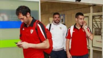 <b>EN A CORUÑA. </b>Negredo, a su llegada ayer al aeropuerto de Alvedro.