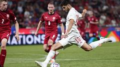 Asensio dispara al palo ante la Rep&uacute;blica Checa.