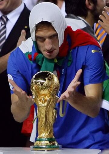 Su máximo logro con Italia se produjo en 2006. Poco antes de este Mundial se fracturó la pierna izquierda, arriesgando su participación. A pesar de no haberse recuperado totalmente, fue convocado por el técnico Marcello Lippi, disputando siete encuentros. Fue titular en la final ante Francia, siendo sustituido por Daniele De Rossi en el minuto 61. También ha obtenido el subcampeonato de la Eurocopa 2000 de Bélgica y Países Bajos.