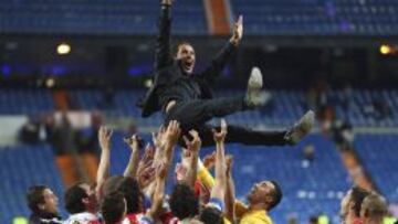 El Cholo es manteado por sus jugadores en el césped del Santiago Bernabéu tras conseguir la Copa del Rey.