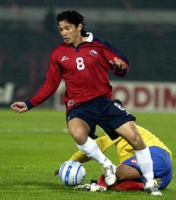 Un promisorio Matías Fernández, antecedido de una espectacular campaña en la Sub 20, debutó de manera oficial ante con la adulta el 12 de octubre de 2005, en el 0-0 con Ecuador en la última fecha de las eliminatorias rumbo a Alemania 2006. Tenía 19 años y 150 días. 