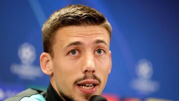 Lenglet, en una comparecencia con el Barcelona.