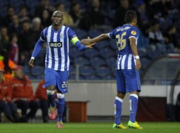 Eliaquim Mangala del Oporto celebra con su compañero de equipo Alex Sandro tras marcar el gol 1-0