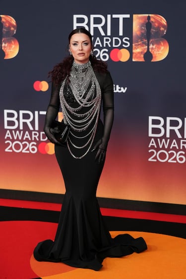 Shona McGarty posa para los fotógrafos en la alfombra roja. 

