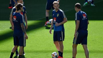Larsson, en el centro con el balón en los pies.