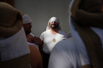 Costaleros de la Hermandad del Cerro del Águila que hace estación de penitencia este Martes Santo.