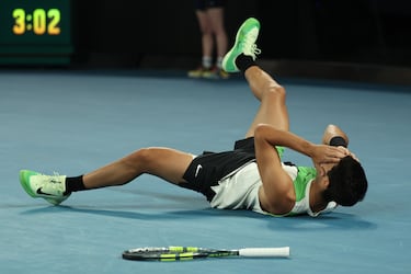 El español Carlos Alcaraz celebra su victoria en la final individual masculina contra el serbio Novak Djokovic.