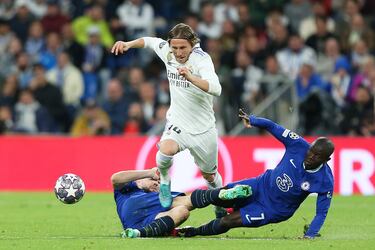 Luka Modric avanza con el balón dejando en el suelo a Mateo Kovacic y Ngolo Kanté.