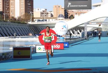 El atleta español paró el crono en 2:06:35 y se convierte en la mejor marca española en la prueba del maratón, superando a Julio Rey que consiguió 2:06:51 en Hamburgo en 2006.